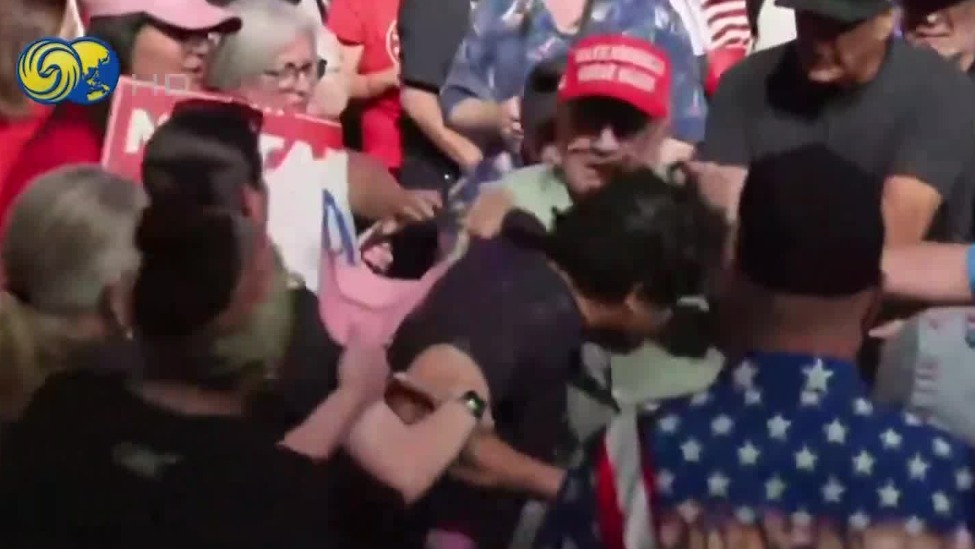 特朗普赴得州助选，演讲多次遭抗议者打断