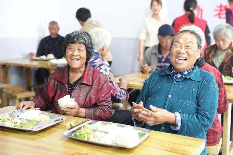 东河西村老人在幸福食堂用餐