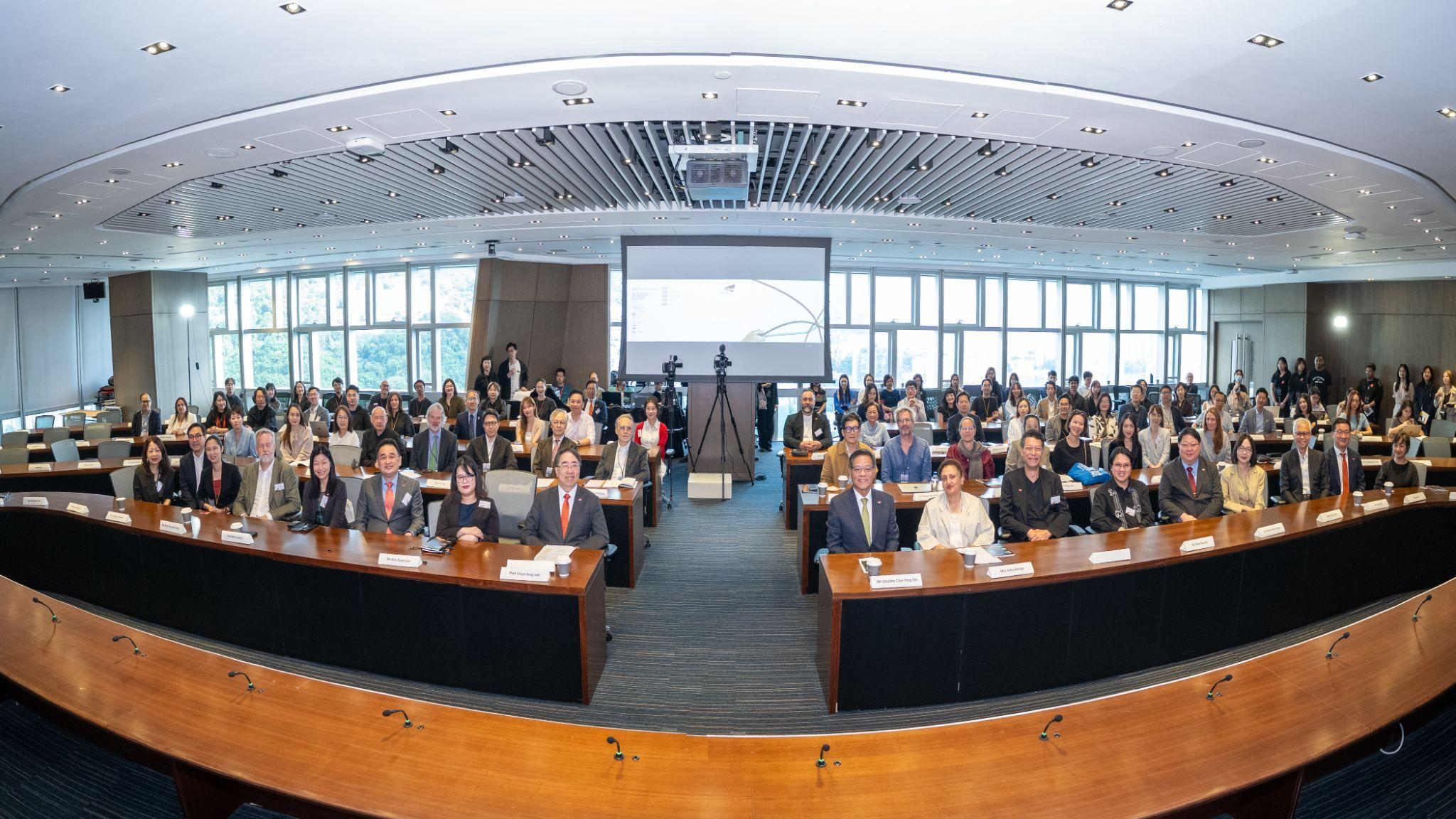 图：主礼嘉宾、文化界领袖及国际学者齐集香港城市大学，为首届10AFEST揭开序幕，共同庆祝般哥展览馆成立十周年