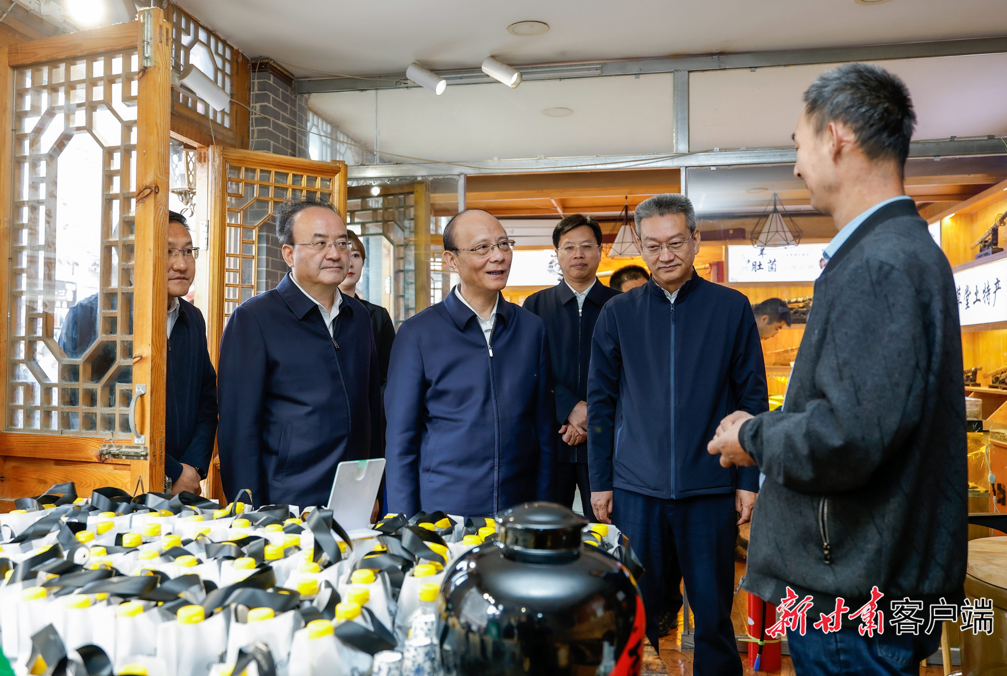 10月4日,省委书记、省人大常委会主任吴晓军,省委副书记、省长孔绍逊在临夏州调研并看望慰问各族干部群众。新甘肃·甘肃日报记者 孟捷