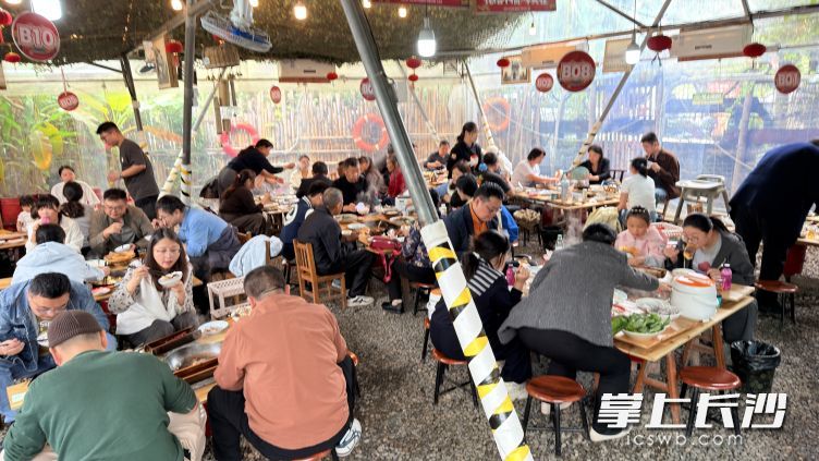 老许家肉店板凳餐桌吸引众多食客打卡。