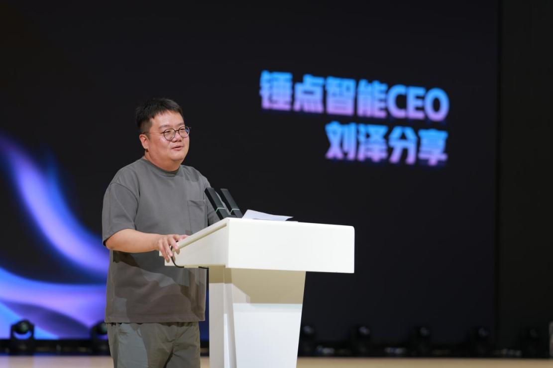 锤点智能科技有限公司CEO刘泽在活动上分享交流