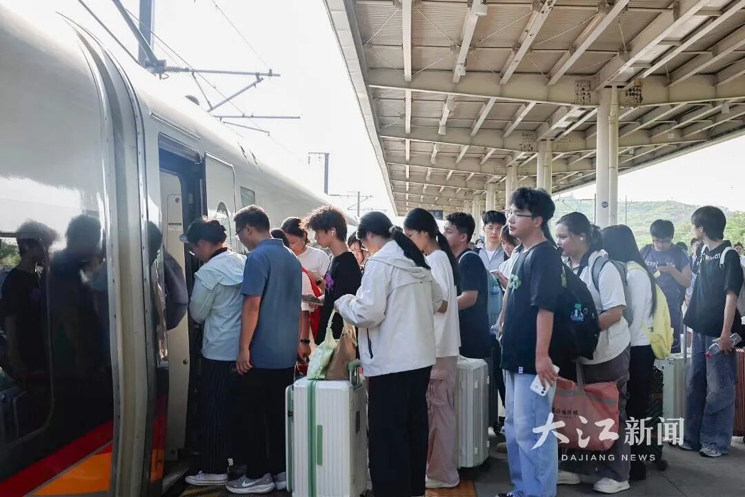 萍乡北站,旅客排队上车。吴楚月 摄