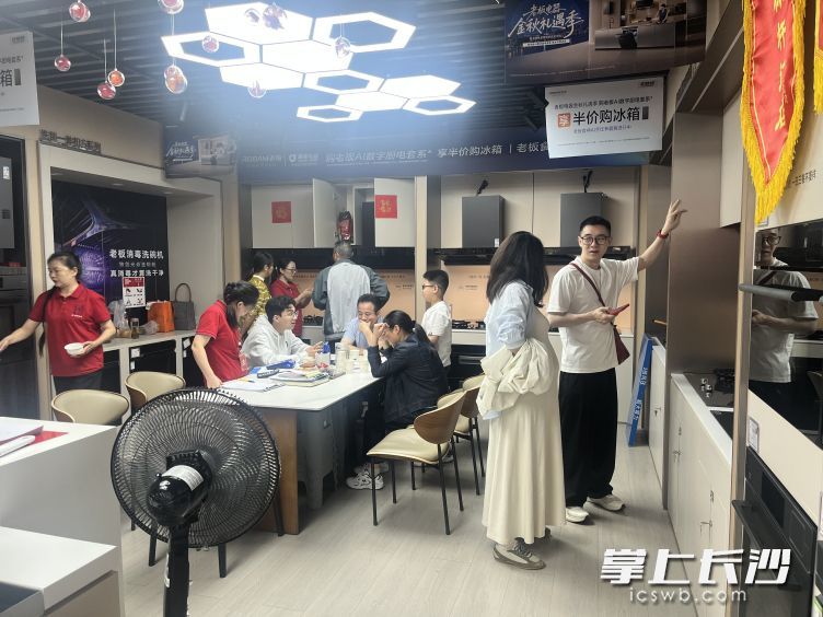 市民在通程电器东塘店选购家电。