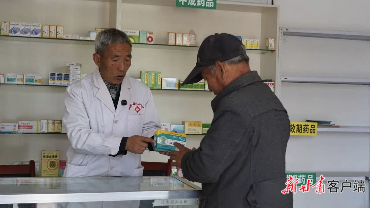 群众在卫生院买药　图片由受访单位提供
