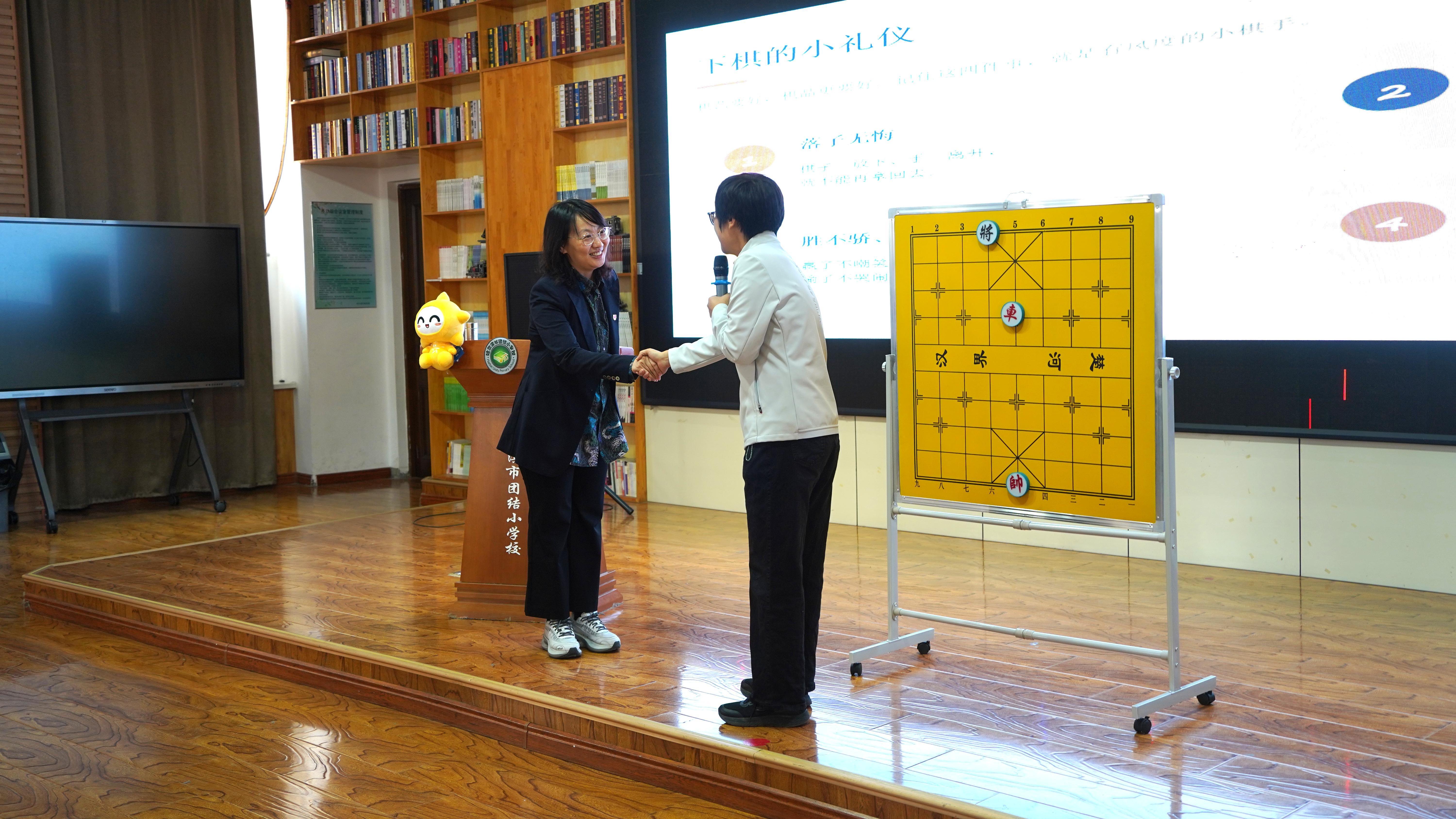 【棋王争霸赛】以棋育人:“快乐操场”象棋公益活动走进哈尔滨团结小学校