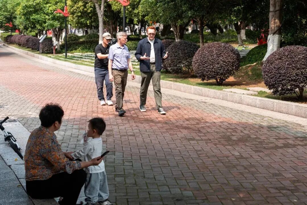 潘维廉与彭望龙(右)行走在于都河畔。