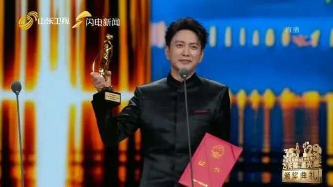 山东籍演员王仁君凭借《浴血荣光》荣获优秀男演员奖