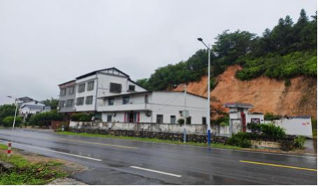 巡查发现土石滑落
