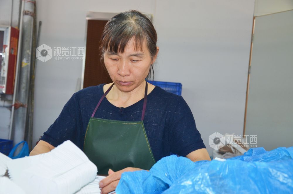 10月9日,江西省永新县禾川镇红火鞋厂“微车间”里,工人正忙着赶制鞋类订单。