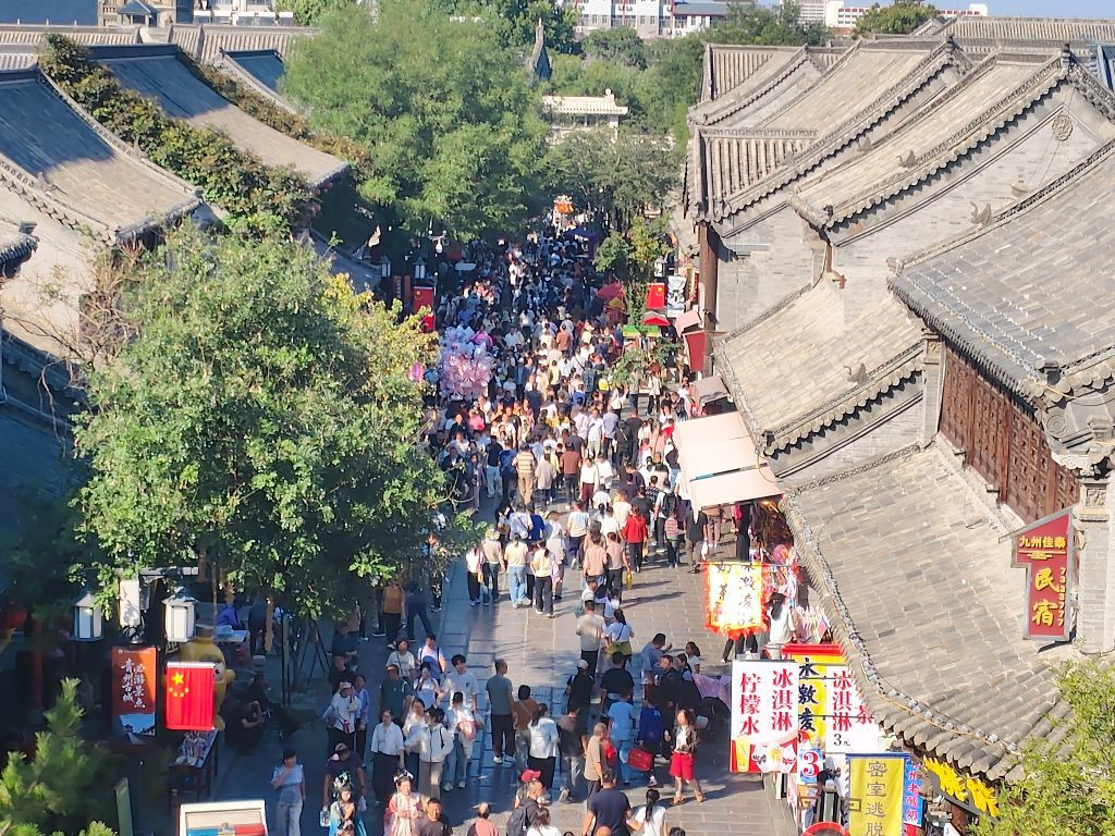 青州古城景区国庆假期游人如织。新华社发