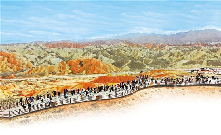 游客在张掖七彩丹霞旅游景区游览　新甘肃&middot;甘肃日报通讯员　成林