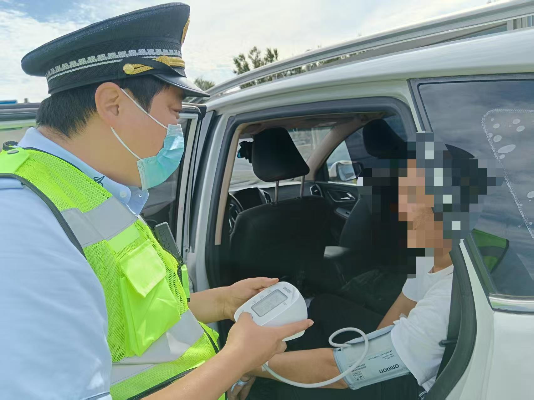 河北高速集团青银分公司赵村收费站:高速有爱暖旅途 贴心帮助护平安