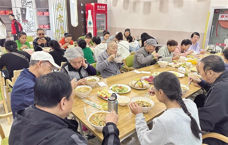 社区食堂就餐的老人