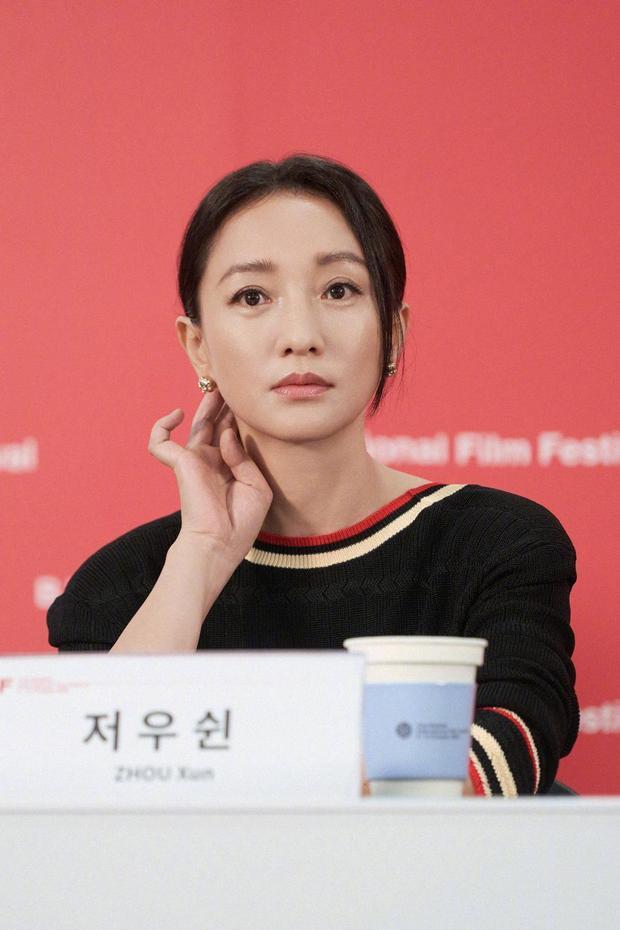 周迅穿条纹针织套装利落雅致