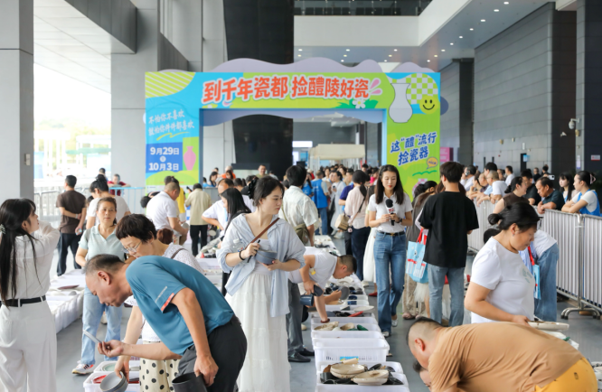 从釉下五彩到特高压绝缘子：千年瓷都醴陵的双向突围