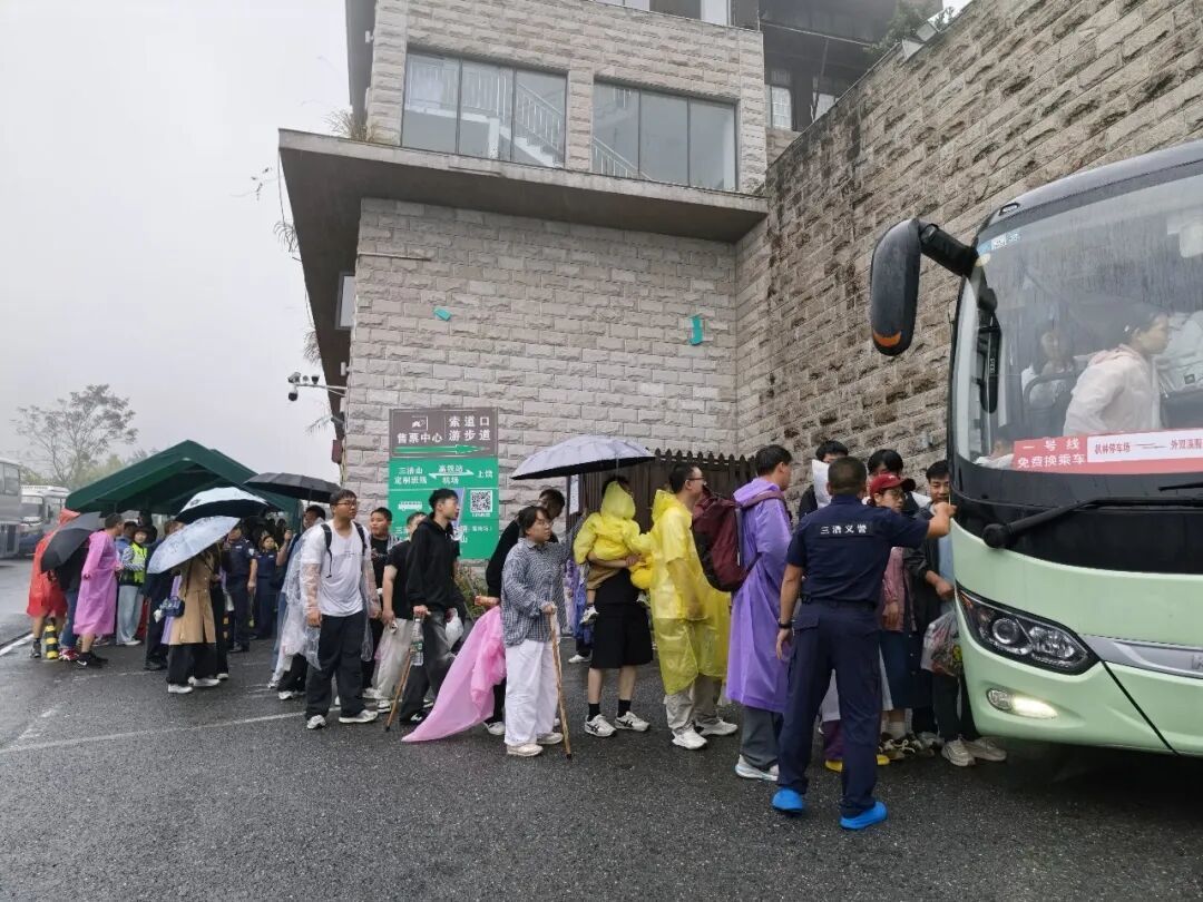 游客有序乘坐转运车