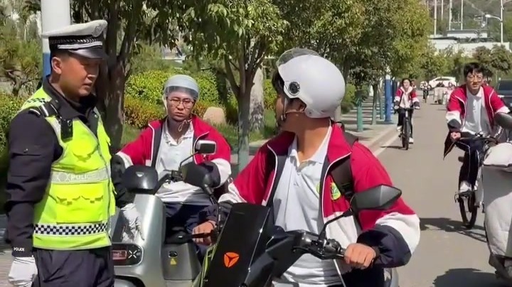【甘快看】交警全员在岗　守护万家平安