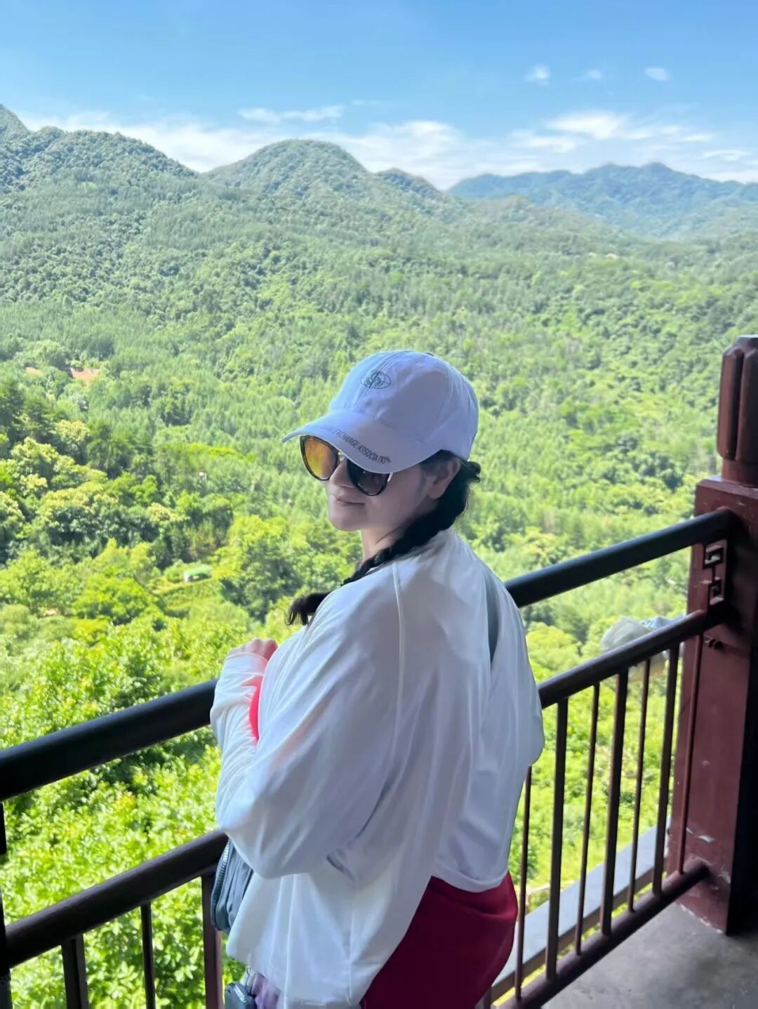 户外旅行中的玛丽，在青山绿水间感受中国的辽阔。