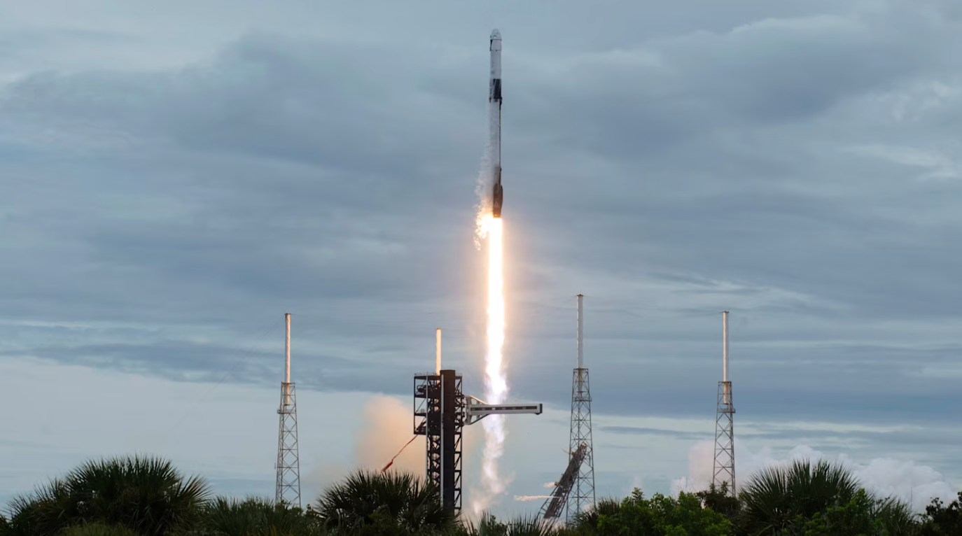 SpaceX猎鹰9号升空