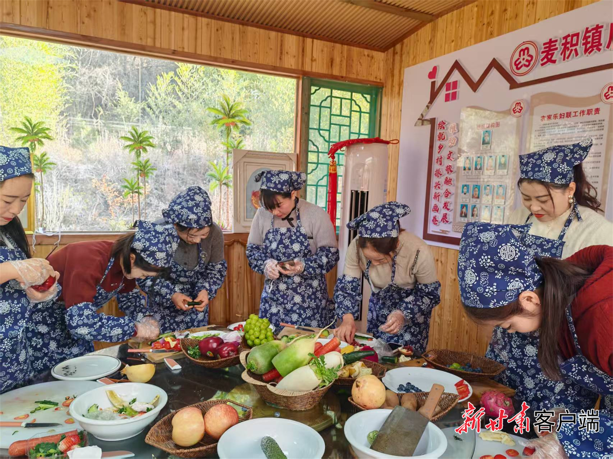 农家乐从业者学习餐饮摆盘