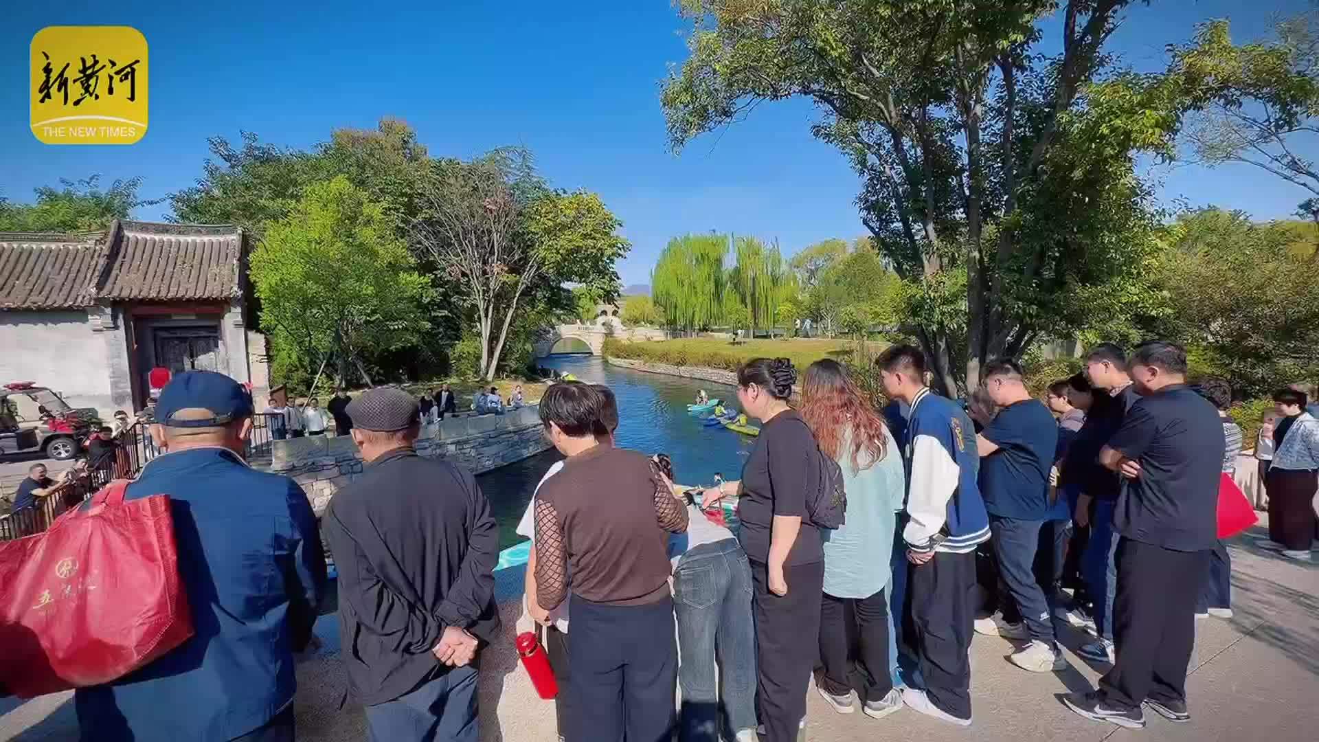 章丘明水古城推出泉水水上项目，游客体验桨板、皮划艇乐享假期