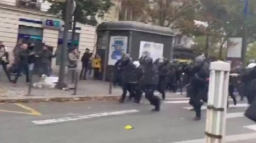 在法国，如果警察向你冲锋时你不跑，那他们就会撤退了...[二哈] h