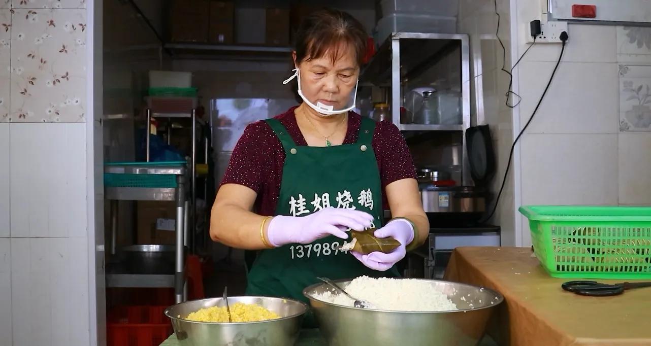 柴火烹烧鹅，乡味暖街巷——广东《今日岭南》走进东莞桂姐荔枝柴烧鹅