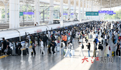 10月7日，在九江火车站，旅客正在上下车。胡国林摄