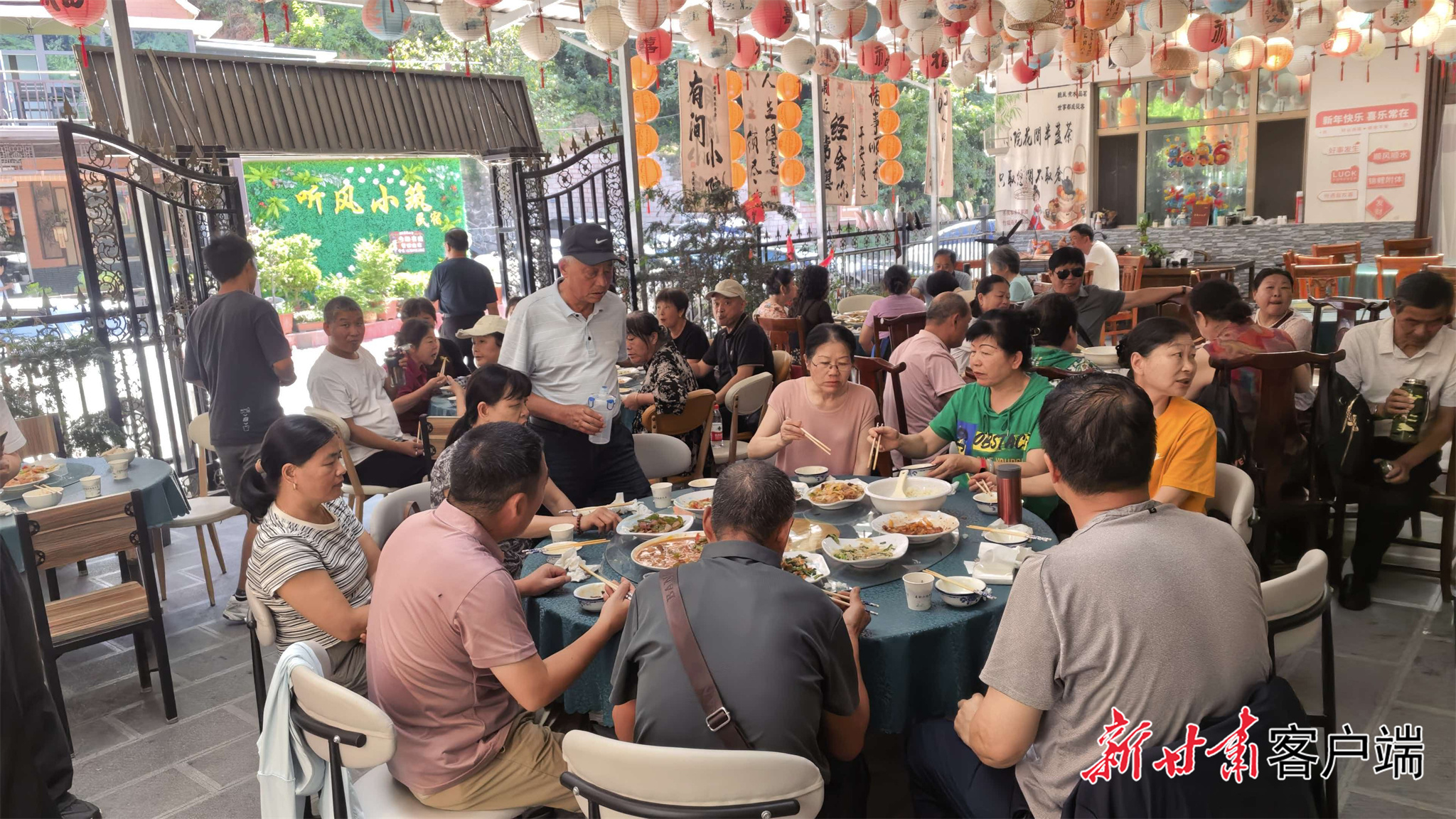 暑假期间,游客在麦积镇农家乐品尝当地特色美食。本文图片除署名外均由麦积镇政府提供