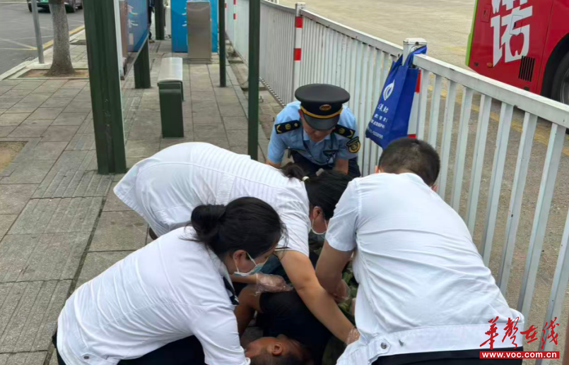 国庆假期期间，湘潭市交通执法部门在火车站周边巡查，救助一名晕倒旅客。供图：罗姿