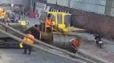 越南工人被压路机碾过身亡 可怕!越南一工人道路施工时,被身后压路机撞