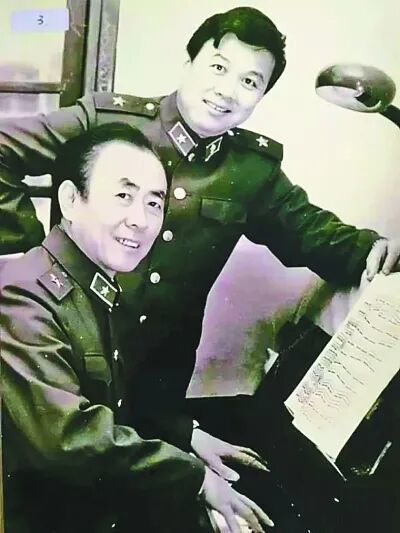 词作者瞿琮(站立者)和作曲家郑秋枫(弹琴者)