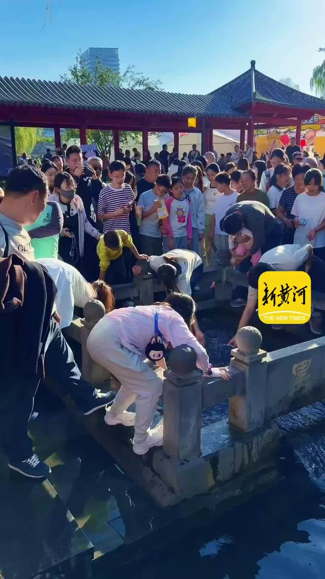 济南：墨泉喷涌成河 泉水西瓜成游客打卡亮点