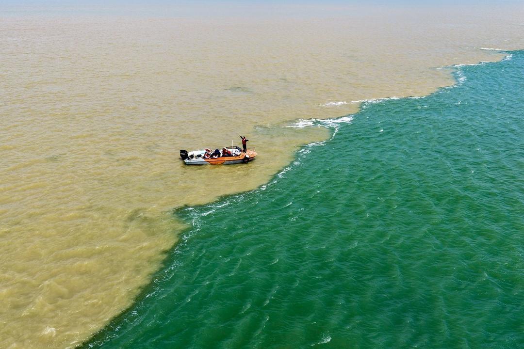 山东东营黄河入海口著名的“蓝黄交汇”景观。