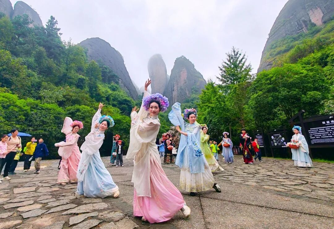 世界自然遗产地、国家5A级旅游景区崀山迎来国庆旅游高峰。图/鄢跃斌
