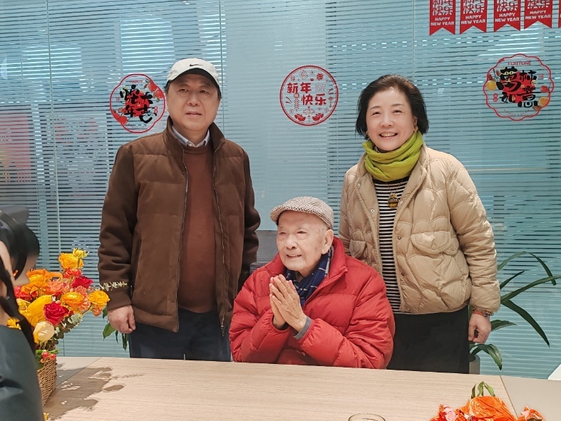 乙巳年冬，本文作者在常州与沈国雄、沈爱华父女留影