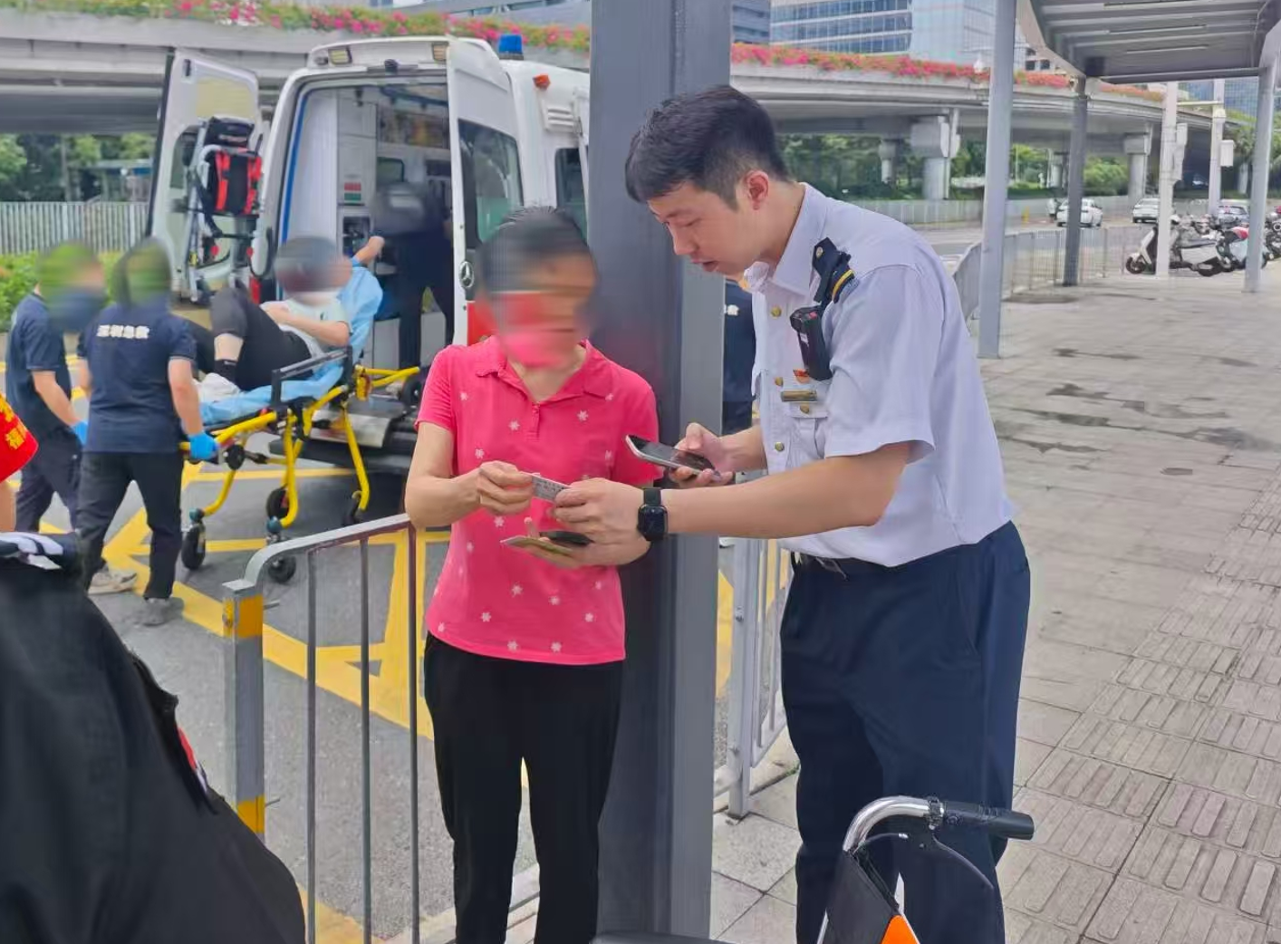 人潮中,他接住每一份慌张——记福田站客运值班员史艺航的国庆日