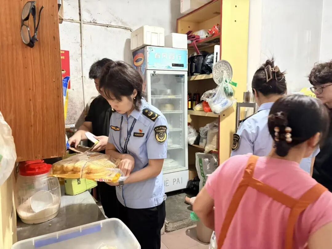 市场监督管理局查看食品卫生情况