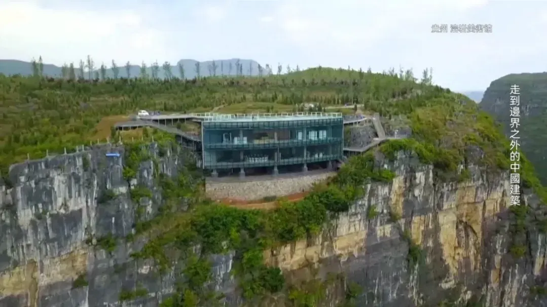 这座特殊的美术馆，建在一面垂直高度约165米的巨大岩壁之上