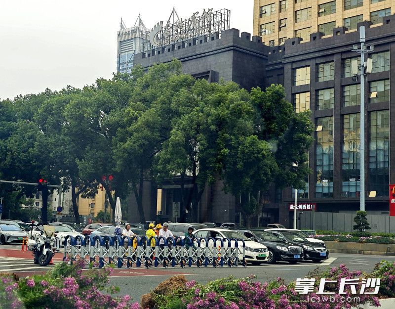 韶山北路八一路口,红灯亮起,伸缩护栏展开,将非机动车拦在等候区内。 均为长沙晚报全媒体记者贺文兵摄