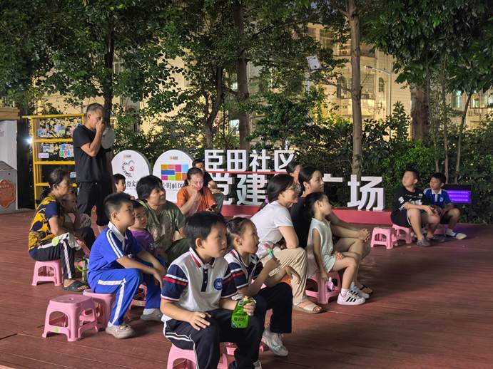 光影贺国庆 惠民暖人心——西乡臣田社区开展红色公益电影放映活动