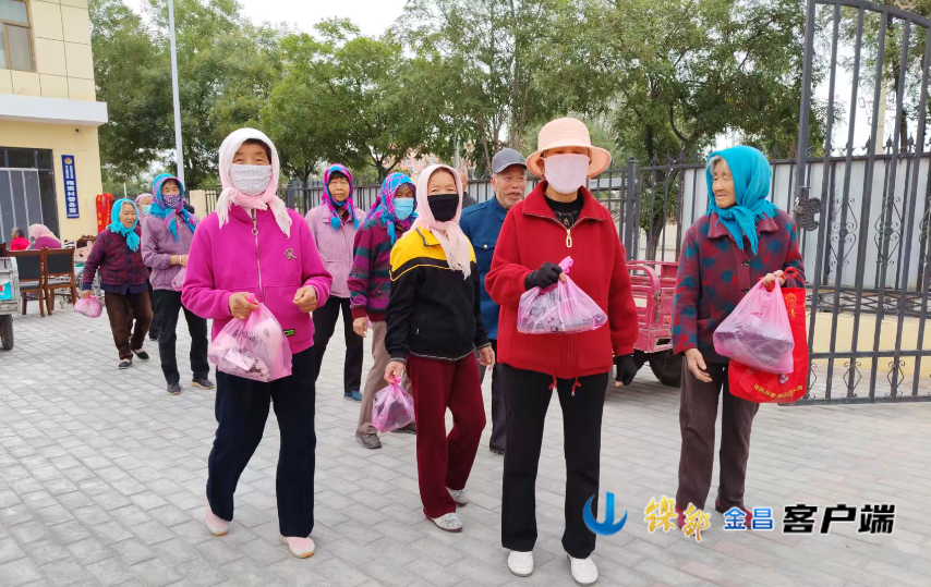 △在永昌县朱王堡镇梅南村村委会慰问物资集中发放点,领取到慰问物资的老人们笑容满面。