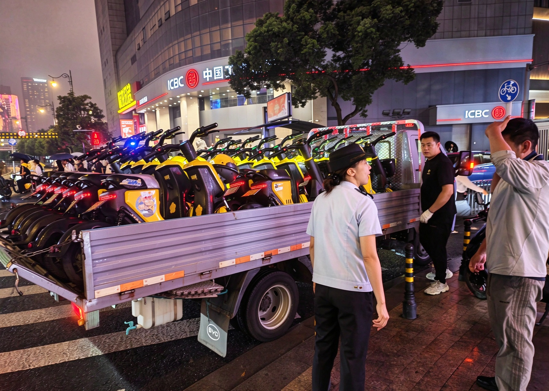 预约指导服务走在前,外滩中队护航假日“文明游”