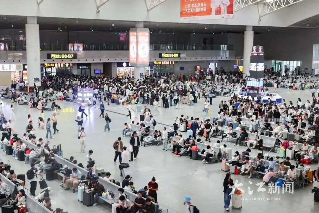 旅客正在南昌站候车室内候车。薛雅婧 摄