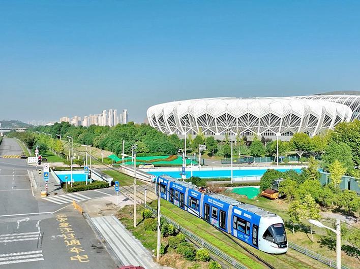 “光谷量子号”有轨电车驶过光谷国际网球中心 楚天都市报极目新闻通讯员张璨龙摄