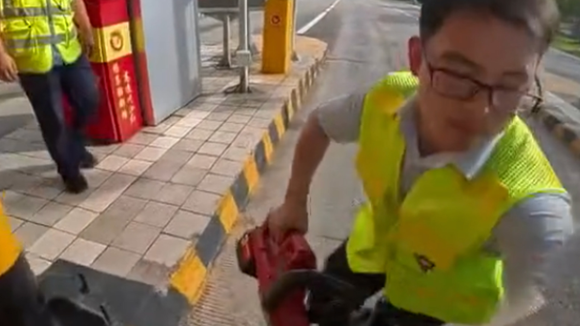 高速收费站工作人员手持电锯拦截摩托车，管理中心回应：工作人员当时在修剪树木，可能心急做出了不当行为，公安等多部门已介入调查