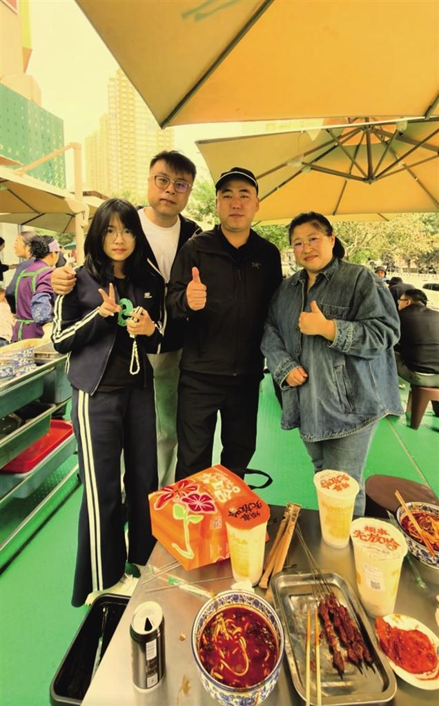 兰州的哥(右二)偶遇博主“铁兜”