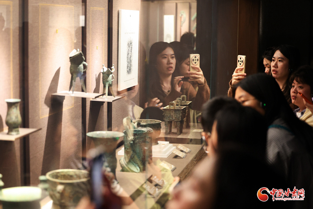 游客在丝绸之路文明展厅驻足参观