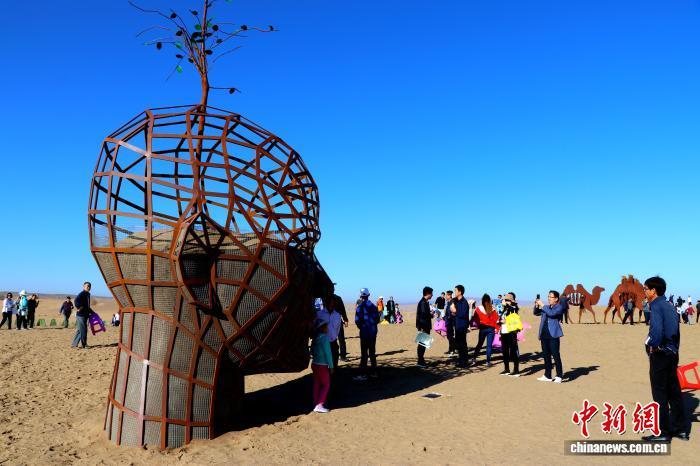 游客在“武威&middot;苏武沙漠景区”观光打卡，领略独特的沙漠文旅景致。马爱彬　摄